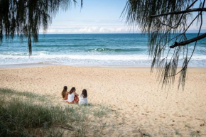 Coastal Getaway Across From Dicky Beach, Caloundra